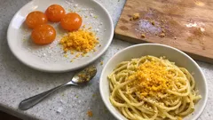 Uovo marinato in sale e zucchero: il tuorlo “da grattugiare” pronto in poche ore