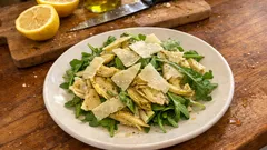 Insalata di carciofi marinati al limone con rucola e scaglie di Grana