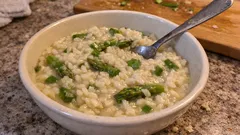 Risotto agli asparagi cremoso e “all’onda”: il metodo semplice che riesce sempre