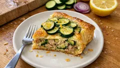Torta salata di sfoglia con zucchine, tonno e limone: leggera e pronta in 20 minuti