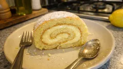 Rotolo al limone morbido e profumato: la pasta biscotto che non si spezza
