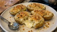 Patate ripiene in friggitrice ad aria: cuore filante al tomino e crosticina dorata