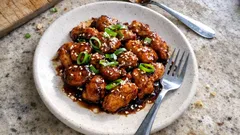 Pollo alla salsa di soia in padella: pronto in 10 minuti, lucido e profumato allo zenzero