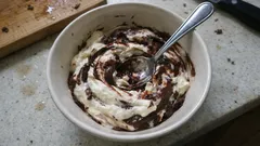 Crema al mascarpone e cioccolato fondente: pronta in 10 minuti, senza cottura