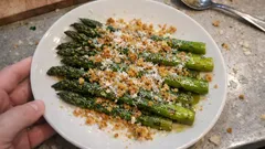 Asparagi al forno gratinati con Parmigiano: croccanti fuori, teneri dentro