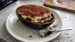 Tiramisù nell’uovo di Pasqua al caffè: il dolce scenografico per usare il cioccolato avanzato