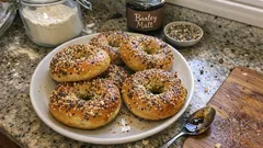 Bagel fatti in casa: la doppia cottura che li rende davvero come quelli del brunch