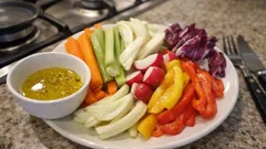 Pinzimonio croccante con emulsione al limone: l’antipasto leggero pronto in 10 minuti