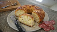 Ciambella di Pasqua al formaggio in friggitrice ad aria: alta, soffice e filante