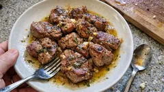 Agnello in padella con rosmarino e vino bianco: tenero e profumato, senza forno