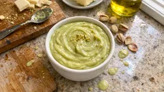 Crema di pistacchio fatta in casa: vellutata e spalmabile con cioccolato bianco