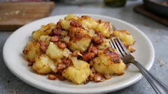 Patate in tecia: la ricetta friulana con cipolla e pancetta, croccanti fuori