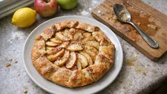 Crostata di mele: 3 varianti facili (marmellata, crema o amaretti) sempre ben riuscite