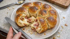 Danubio salato soffice e filante: palline ripiene perfette per l’aperitivo