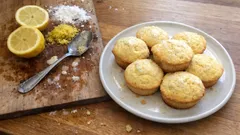 Muffin soffici al limone senza burro: pronti in 20 minuti e profumatissimi