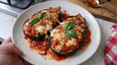 Melanzane ripiene alla parmigiana al forno: filanti, leggere e facili da servire