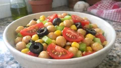 Insalata di ceci e verdure: la schiscetta fresca che resta buona anche il giorno dopo