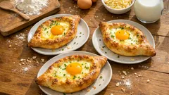 Khachapuri georgiano a barchetta: formaggio filante e tuorlo cremoso