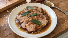 Arrosto di maiale al Marsala: rosolatura e cottura lenta per un fondo di salsa perfetto