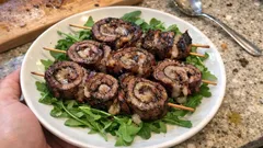 Girelle di manzo al lardo alla griglia: pronte in pochi minuti, servite su rucola fresca