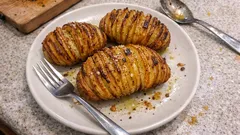 Patate al forno a fisarmonica: il trucco semplice per averle croccanti fuori e morbide dentro