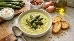 Crema di asparagi con ricotta e mandorle: vellutata, leggera e pronta in poco tempo