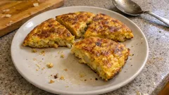 Frittata di cipolle dorata e morbida: il trucco della stufatura lenta