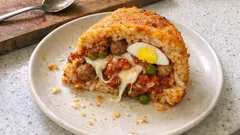 Sartù di riso napoletano al forno: timballo ricco con ragù, polpettine e mozzarella