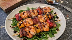 Spiedini di gamberi e pancetta al forno: croccanti, pronti in 20 minuti