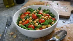 Insalata di ceci, rucola e pomodorini: pronta in 10 minuti, fresca e saziante