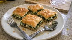 Spanakopita croccante: torta salata greca con spinaci e feta, passo passo