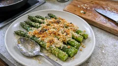 Asparagi gratinati al forno: crosticina dorata e pronti in meno di 30 minuti