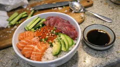 Chirashi fatto in casa: sushi bowl con salmone, tonno e avocado (senza rollare)