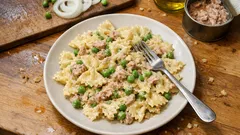 Pasta piselli e tonno cremosa: pronta in 20 minuti con un tocco di formaggio