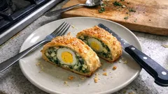 Rotolo di torta pasqualina: sfoglia croccante e uovo sodo al centro, pronto in poco tempo