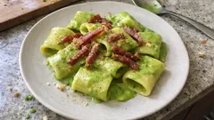 Paccheri con crema di piselli e speck: il primo cremoso che si fa mentre cuoce la pasta