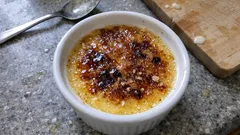 Crema catalana fatta in casa: crema vellutata e crosticina caramellata in pochi minuti