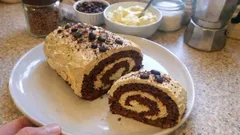 Torta delizia al caffè: la girella al cacao con crema mascarpone, effetto wow al taglio