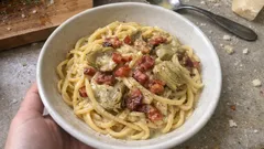 Carbonara di carciofi cremosa: il trucco per mantecare senza far rapprendere le uova