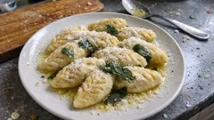 Culurgiones sardi fatti in casa: ripieno di patate, pecorino e menta, burro e salvia