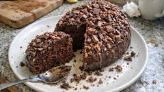 Torta con uova di Pasqua: soffice, al cacao e perfetta per riciclare il cioccolato