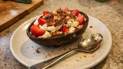 Tiramisù alle fragole nell’uovo di Pasqua: un dolce facile che fa scena