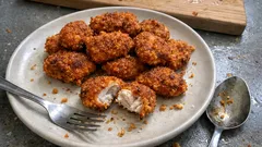 Pepite di pollo al forno croccanti: la panatura alle patatine che funziona davvero