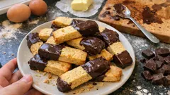 Biscotti di pasta frolla al cioccolato fondente: semplici e perfetti da regalare
