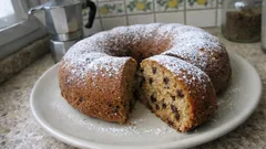 Ciambella soffice al caffè con gocce di cioccolato: si fa in una ciotola e resta morbida