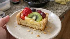 Torta cassetta di frutta: Pan di Spagna soffice, crema pasticcera e frolla croccante