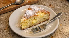 Torta Nua al limone con crema pasticcera: l’effetto ripieno che viene da solo in forno