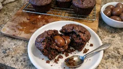 Muffin al cacao con ovetto al centro: soffici e facili, tutto in una ciotola