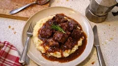 Stracotto di manzo al vino rosso con purè: il secondo che riesce sempre