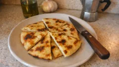 Crescia marchigiana in padella: morbida, sfogliata e perfetta da farcire